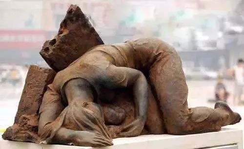 河南暴雨，她把女兒高高舉起：如果你還活著，一定要記得我愛你！